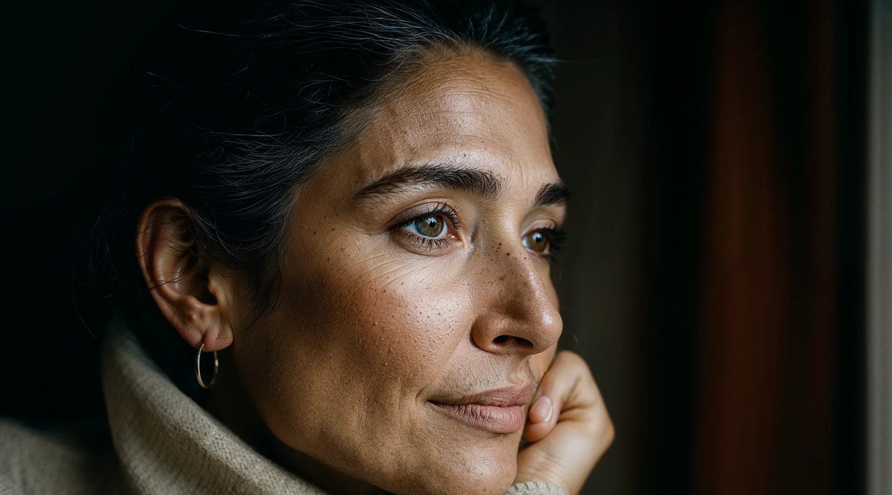 Doğal cilt dokusu, ince çizgiler, retuşsuz editöryal yaklaşım — cilt ve görünüm teması