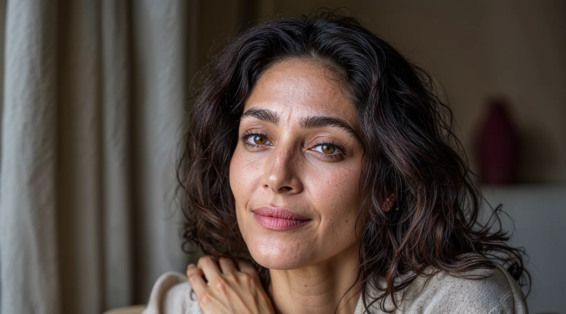 Sabah ışığında ahşap masada birleşmiş eller ve açık not defteri; ortak masa, sessiz konuşma ve paylaşılmış deneyim teması