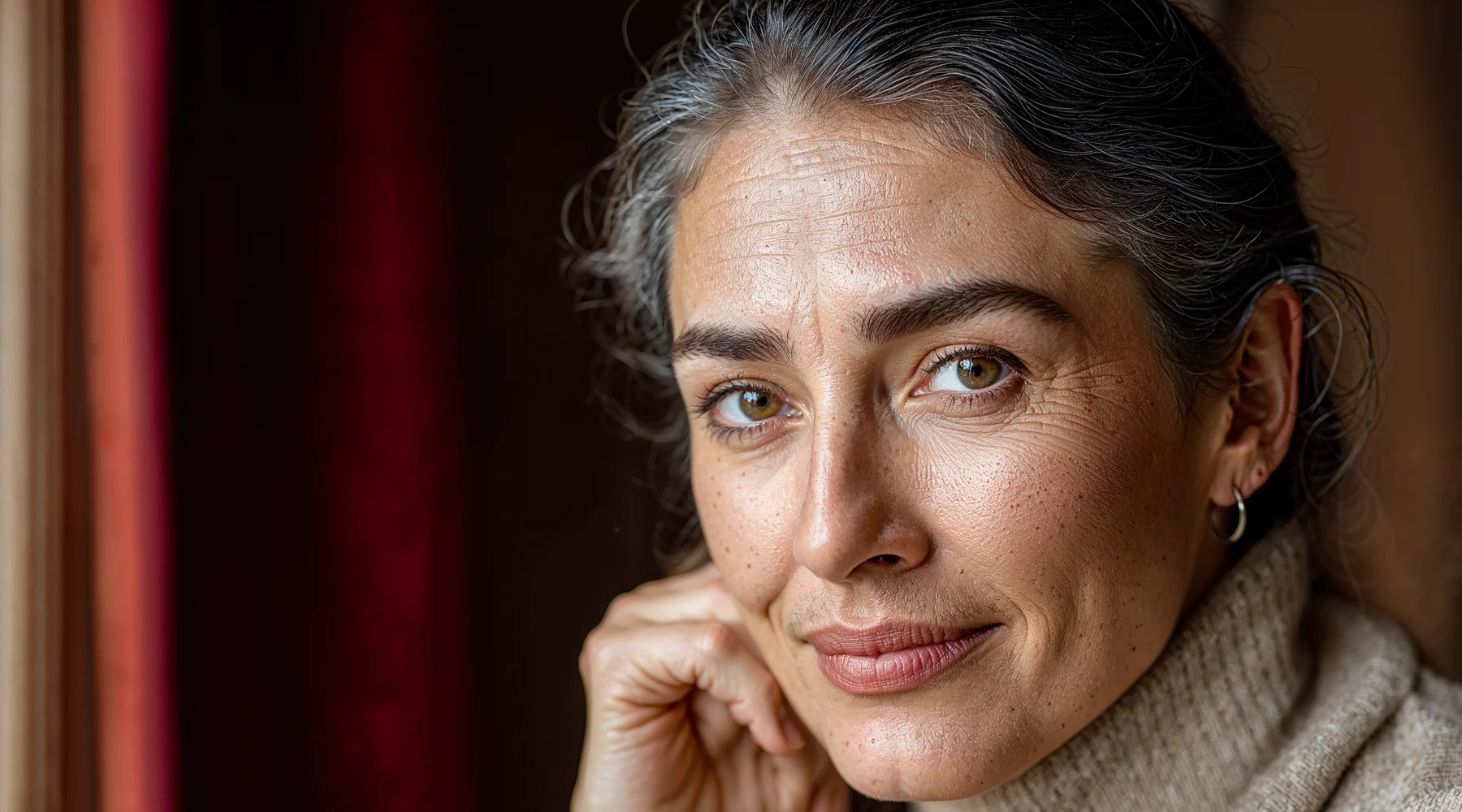 Bordo kadife arka planda olgun kadın portresi; uzun bir bekleyişin ardından yeni bir karara açılan iç sessizlik teması